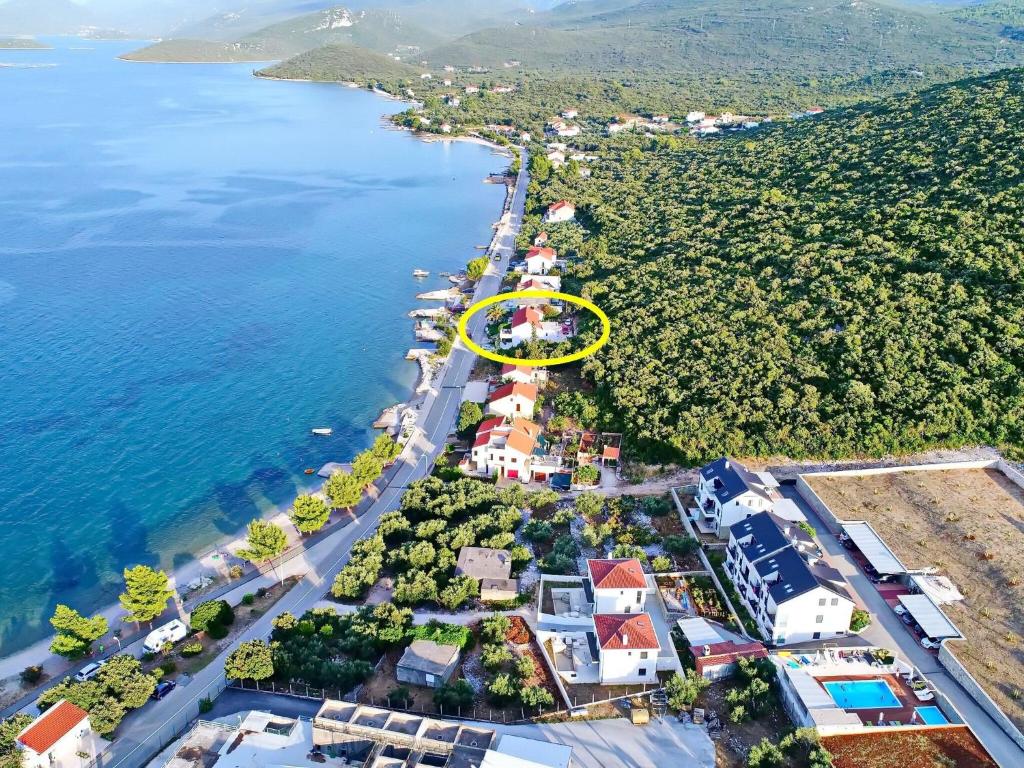 eine Insel mit einem gelben Kreis neben dem Wasser in der Unterkunft Apartments Stipo - Two Bedroom Apartment with Balcony and Sea View A3 in Drače