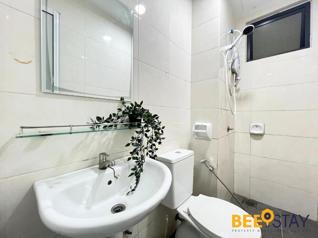 Koupelna v ubytování New Listing Klang with Netflix Wifi Swimming Pool View