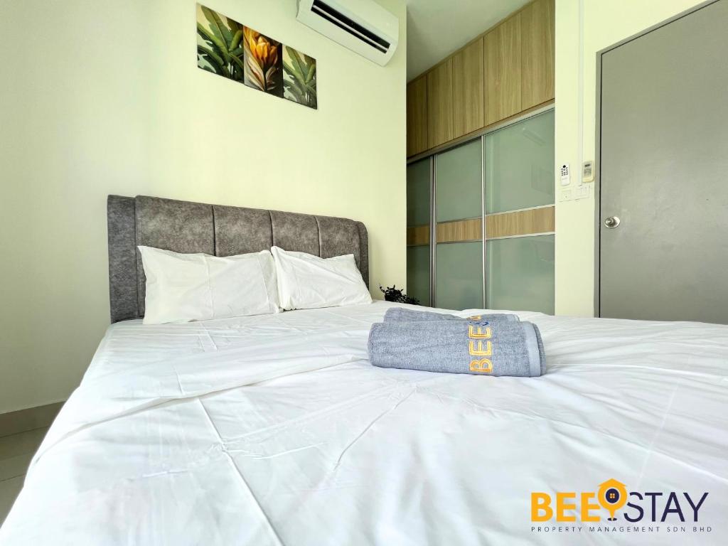 Postel nebo postele na pokoji v ubytování New Listing Klang with Netflix Wifi Swimming Pool View