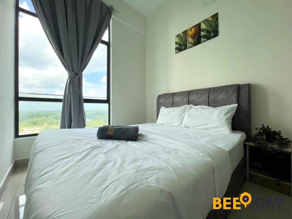 Postel nebo postele na pokoji v ubytování New Listing Klang with Netflix Wifi Swimming Pool View