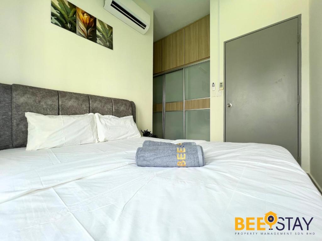 Postel nebo postele na pokoji v ubytování New Listing Klang with Netflix Wifi Swimming Pool View