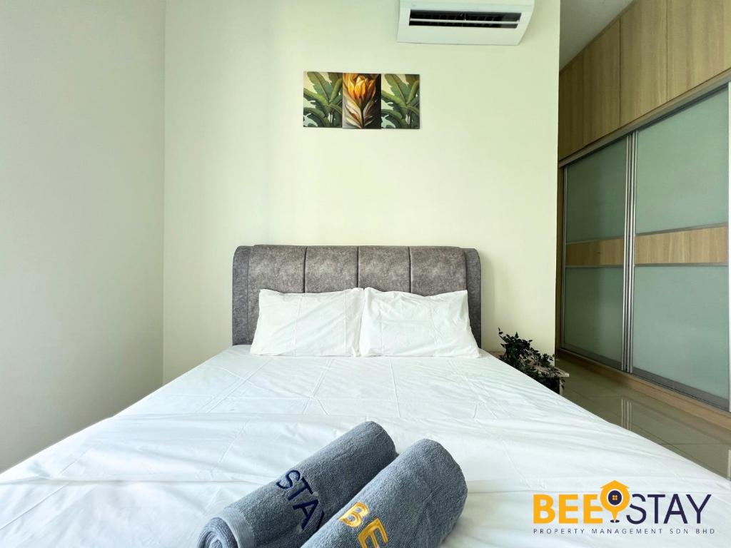 Postel nebo postele na pokoji v ubytování New Listing Klang with Netflix Wifi Swimming Pool View