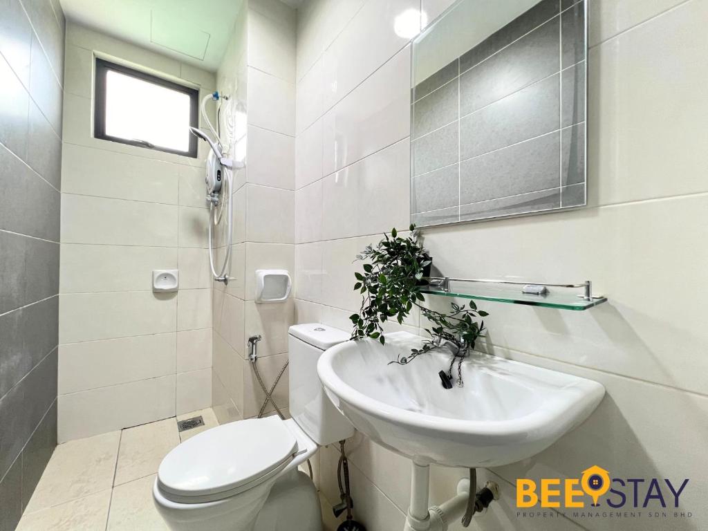 Koupelna v ubytování New Listing Klang with Netflix Wifi Swimming Pool View