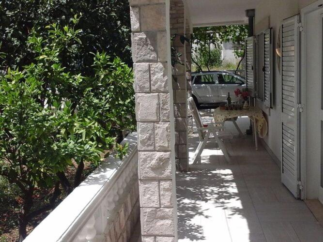 un porche de una casa con un coche en el fondo en Apartments and Room Katja - Two Bedroom Apartment with Terrace, en Mlini