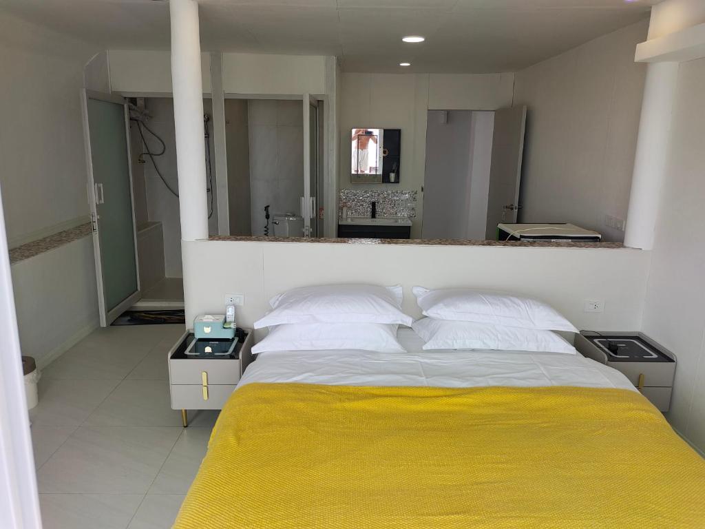 Postel nebo postele na pokoji v ubytování 格兰岛屿民宿Rock Resort Kohlarn