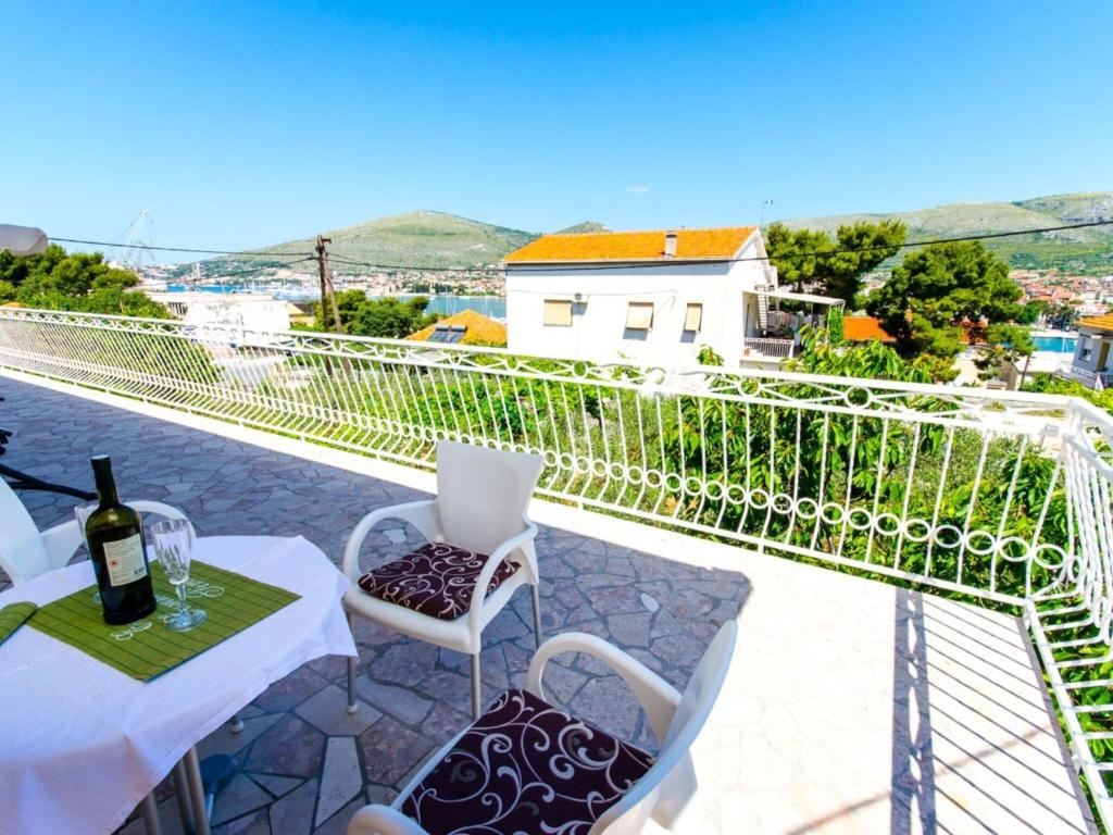 Apartments Ivana TR - Studio with Balcony and Sea View A4