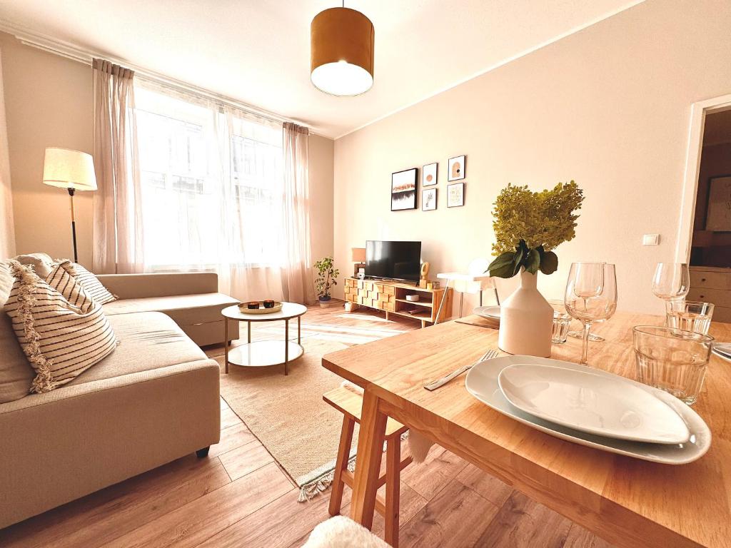 a living room with a couch and a table at Bautzen Living Appartement - Zentrumslage Parkplatz Babybett in Bautzen