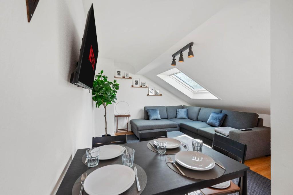 a living room with a table and a couch at BackHome - BUSINESS&FAMILY - Parken, 3-Zimmer, SmartTV, Balkon, Waschmaschine, ruhige Stadtrand-Lage, Netflix, 60qm, 24h Checkin in Ludwigsburg