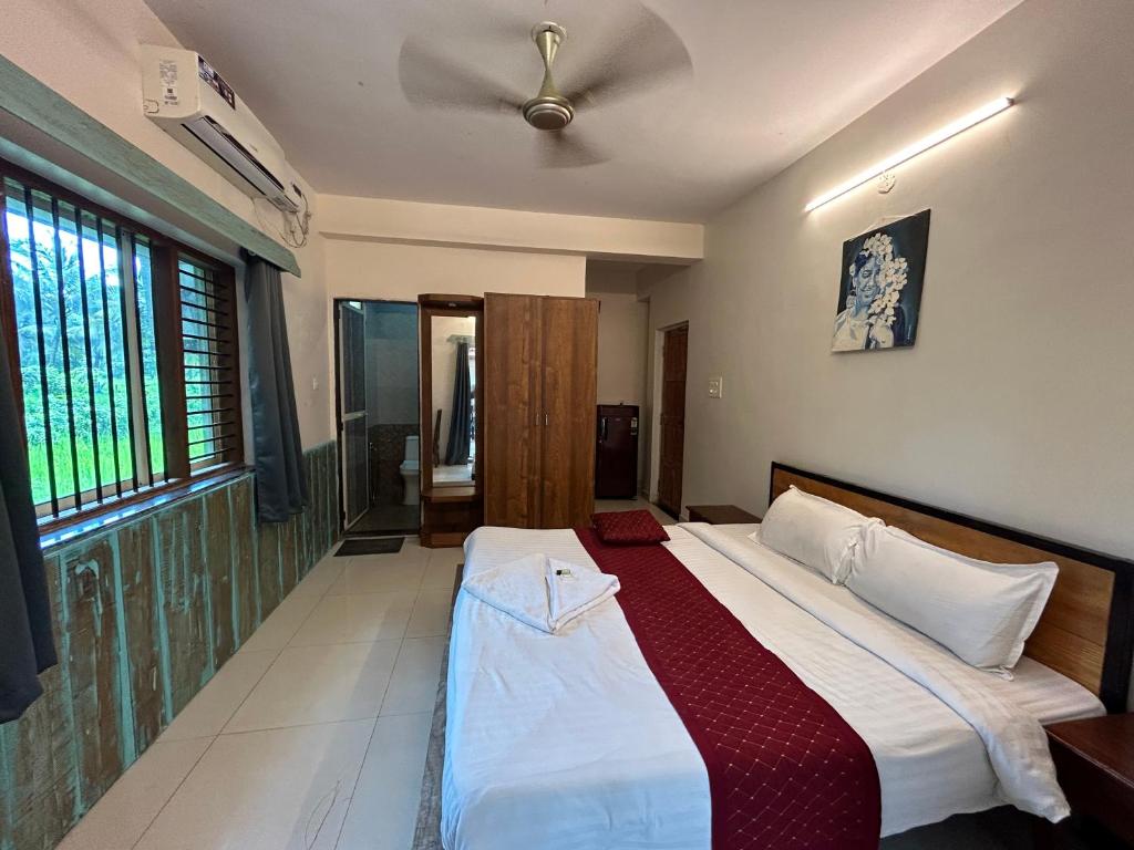 Postel nebo postele na pokoji v ubytování Shivam Bnb Mandrem Resort