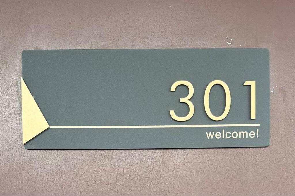 a sign on a wall that says welcome at 301号室駅2分格安和室民泊専用ミニキッチンとバスルーム付きアクセス抜群 in Osaka
