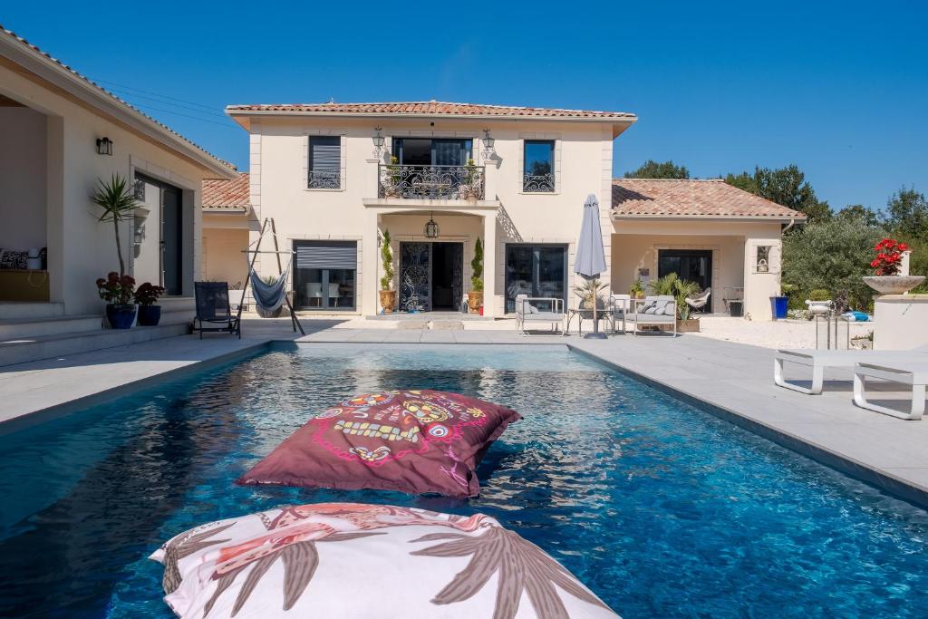 une piscine devant une maison dans l'établissement Maison de vacances Carsac-de-Gurson, à Carsac-de-Gurson