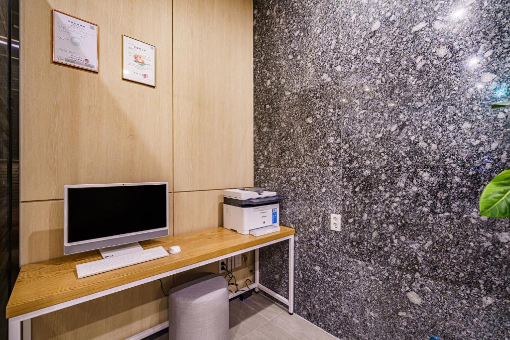 TV a/nebo společenská místnost v ubytování Hound Hotel Hadan