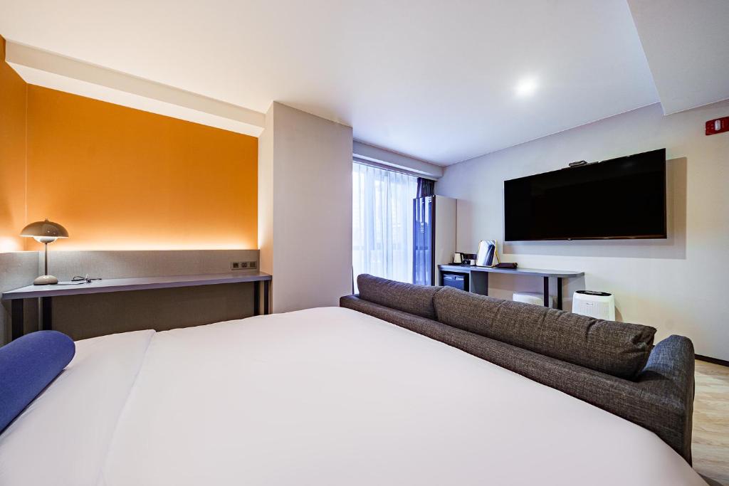 TV a/nebo společenská místnost v ubytování Hound Hotel Hadan