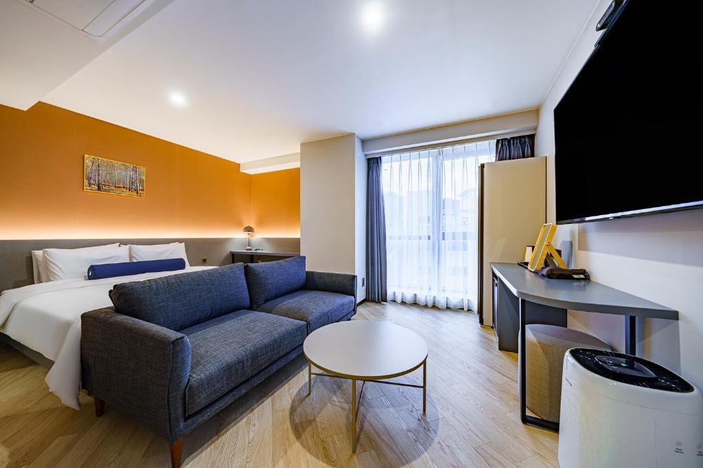 TV a/nebo společenská místnost v ubytování Hound Hotel Hadan