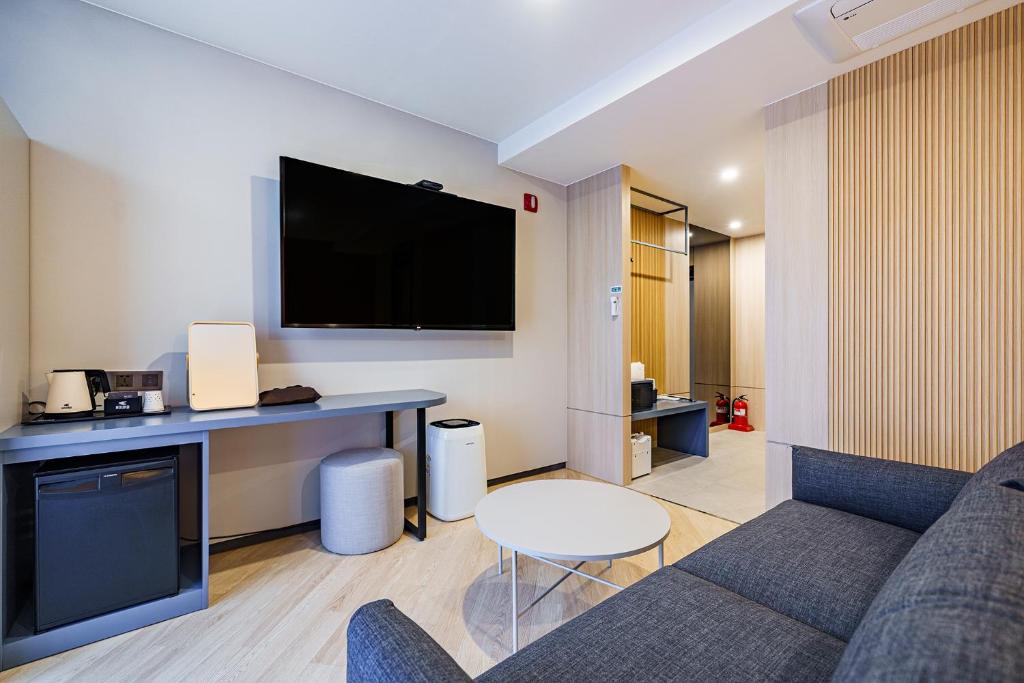 TV a/nebo společenská místnost v ubytování Hound Hotel Hadan