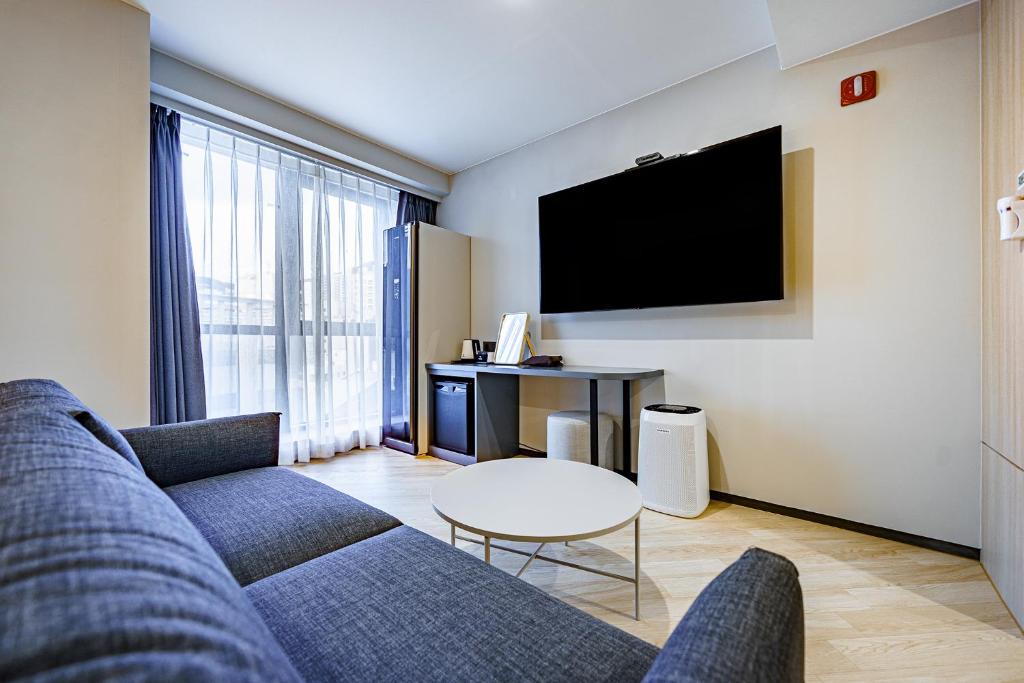 TV a/nebo společenská místnost v ubytování Hound Hotel Hadan