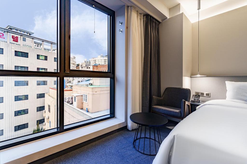 Postel nebo postele na pokoji v ubytování Hound Hotel Hadan