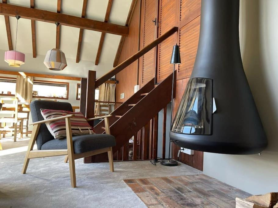 - un salon avec une chaise et une cheminée dans l'établissement Chalet Panorama, à Thollon-les-Mémises