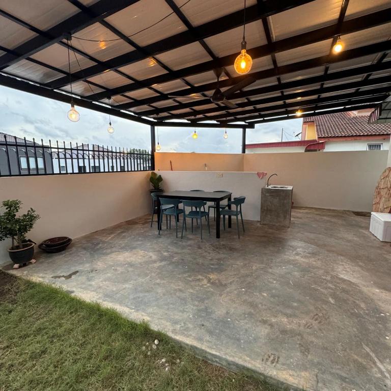7pax single story corner ALMA Near AEON 大山脚的阳台或露台