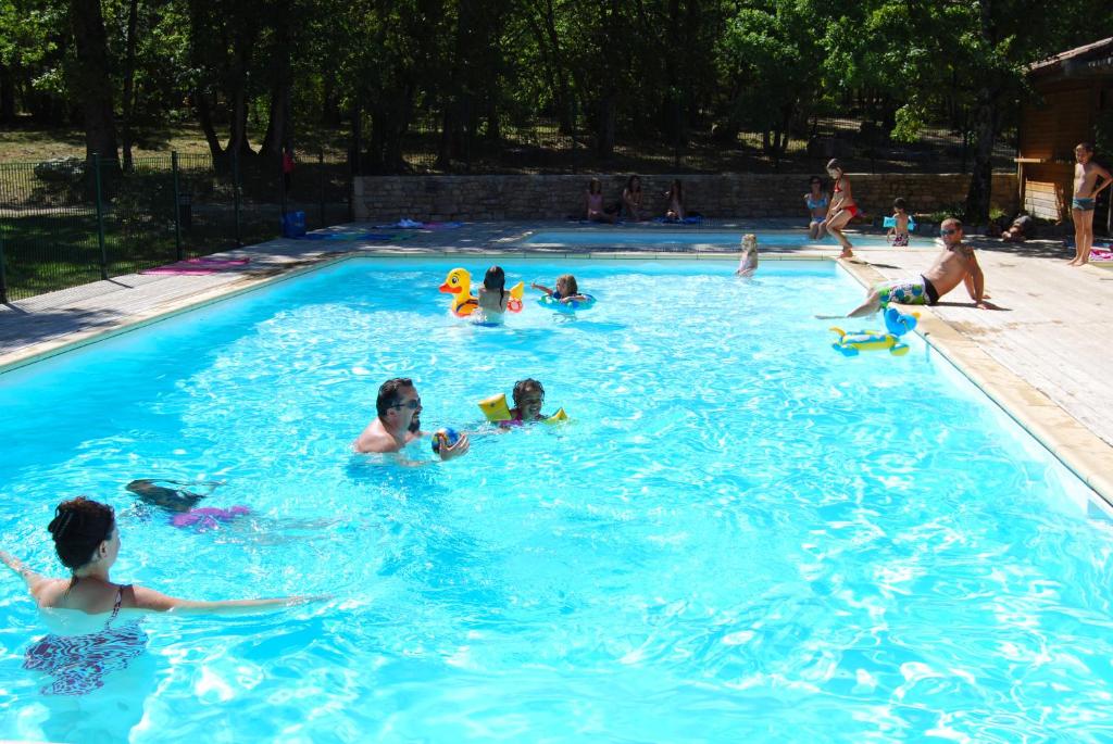 un groupe de personnes jouant dans une piscine dans l'établissement Lagrange Grand Bleu Vacances - Residence Les Ségalières, à Gramat
