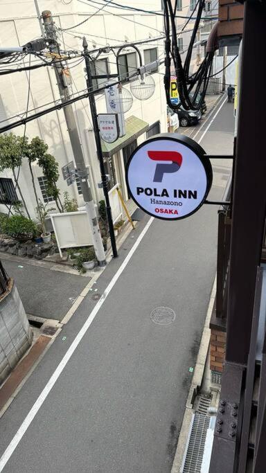 303号室南海線駅2分の明るい和室専用キッチンとバスルーム付き荷物預りに飾ってある許可証、賞状、看板またはその他の書類
