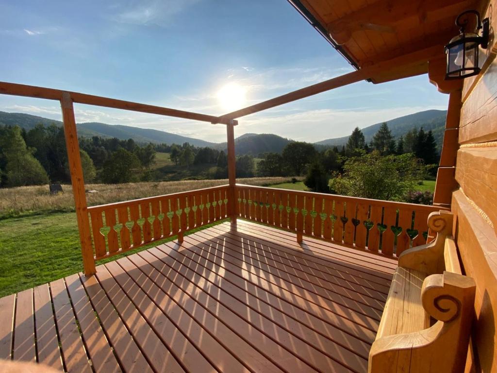 Vista generica sulle montagne o vista sulle montagne dall'interno dello chalet