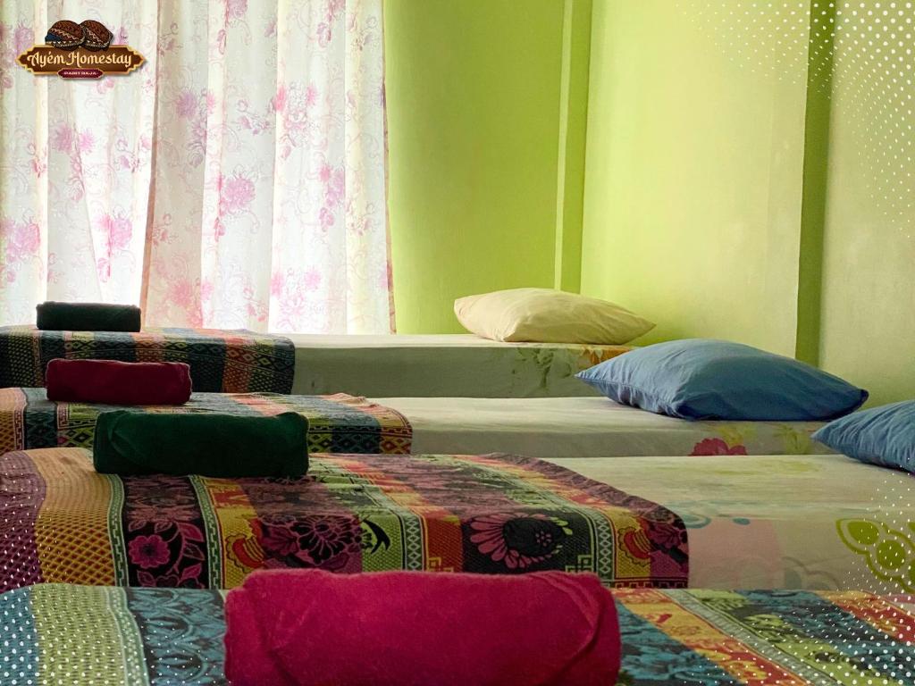 Postel nebo postele na pokoji v ubytování Ayem Homestay UTHM