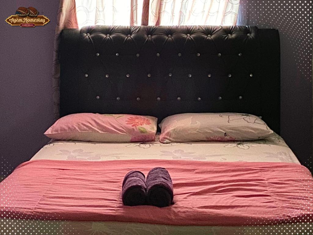 Postel nebo postele na pokoji v ubytování Ayem Homestay UTHM