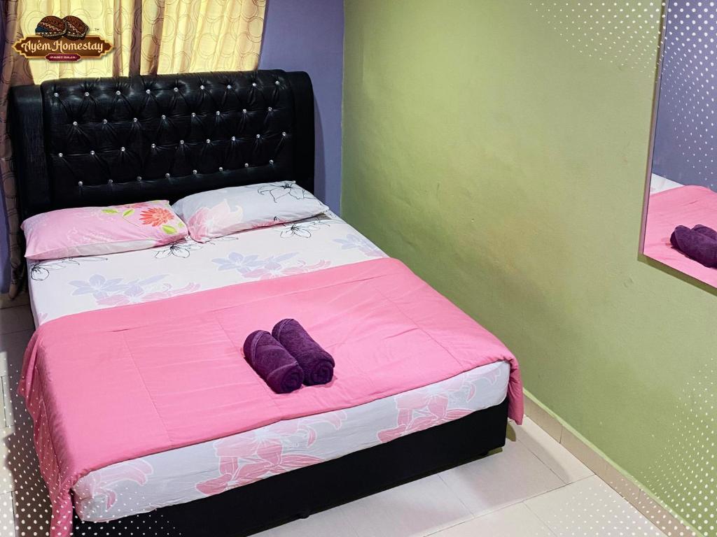 Postel nebo postele na pokoji v ubytování Ayem Homestay UTHM