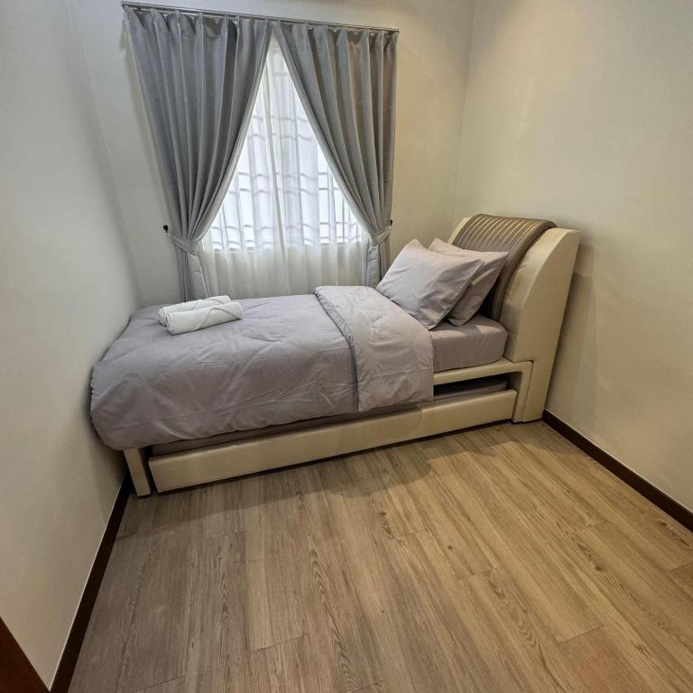 7pax single story corner ALMA Near AEON 大山脚客房内的一张或多张床位