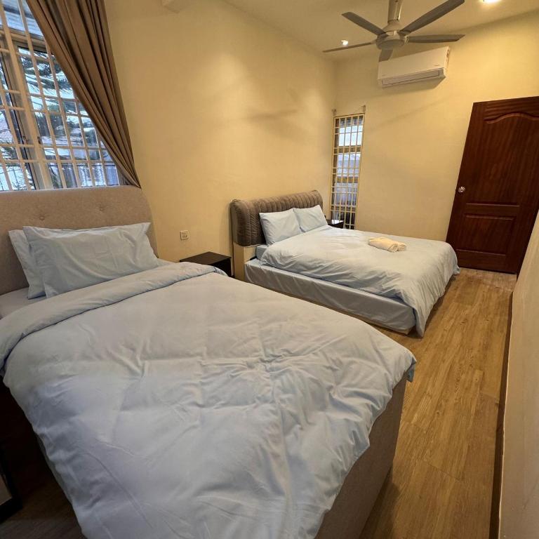7pax single story corner ALMA Near AEON 大山脚客房内的一张或多张床位