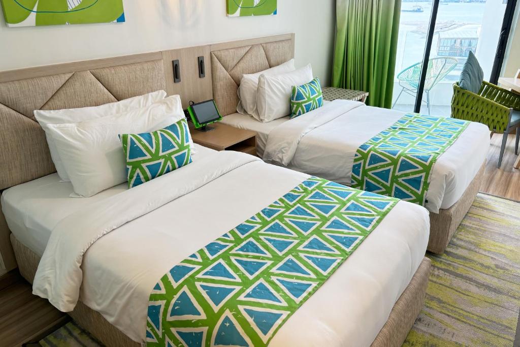 Postel nebo postele na pokoji v ubytování Lime Resort Manila