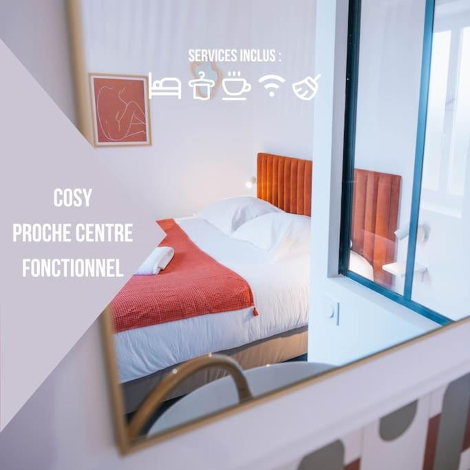 un reflet miroir d'un lit dans une pièce dans l'établissement Le Terra Rosa - Un séjour tout en douceur - WIFI, à Châteauroux