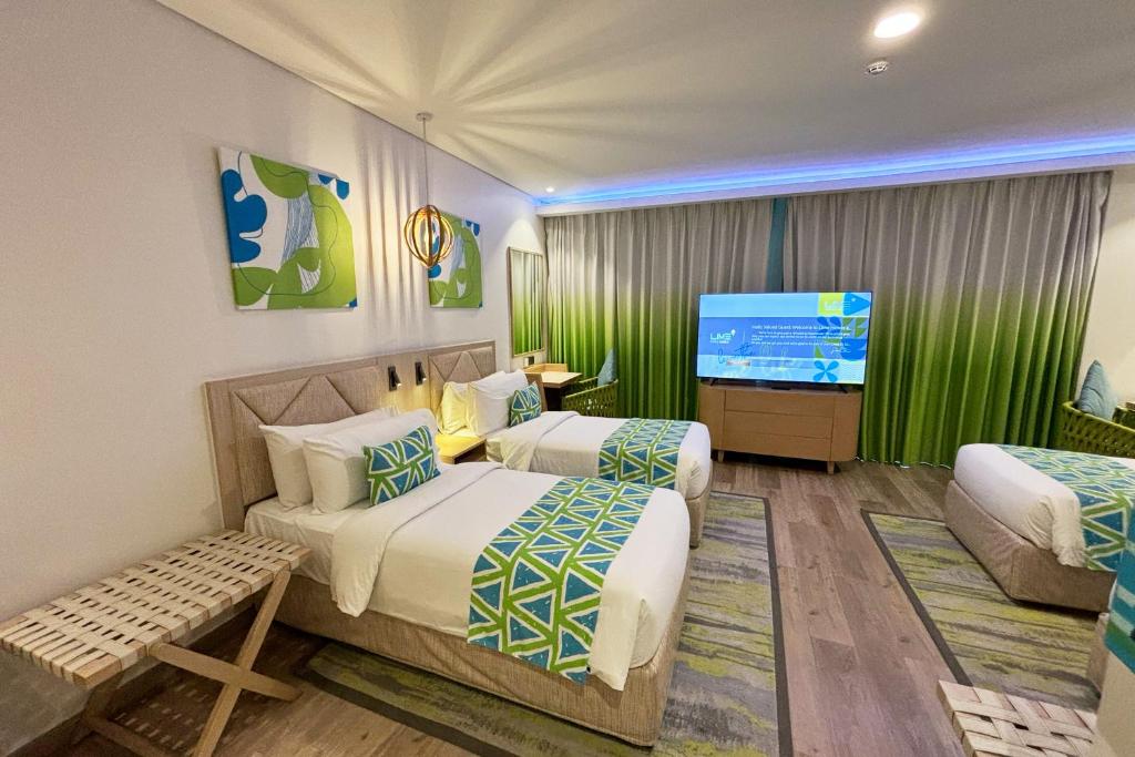 Postel nebo postele na pokoji v ubytování Lime Resort Manila