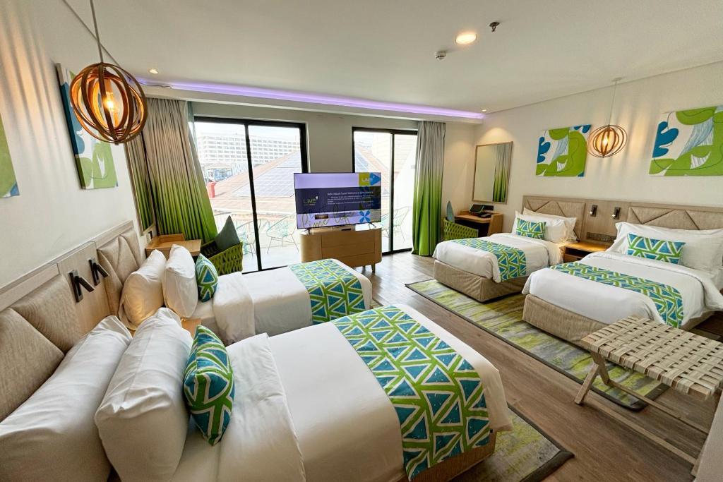 Postel nebo postele na pokoji v ubytování Lime Resort Manila