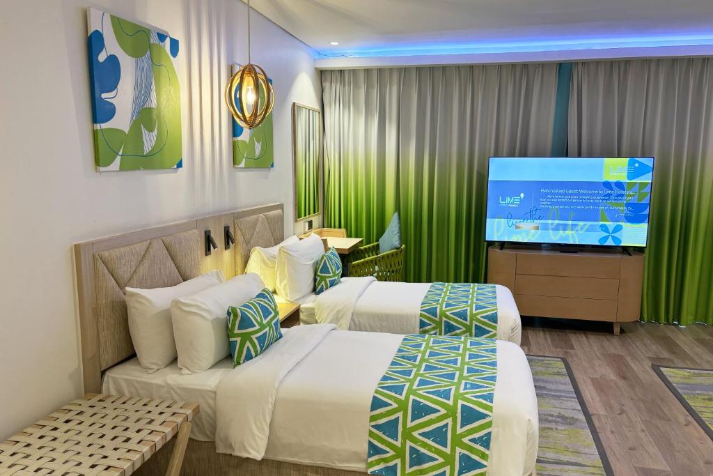 Postel nebo postele na pokoji v ubytování Lime Resort Manila