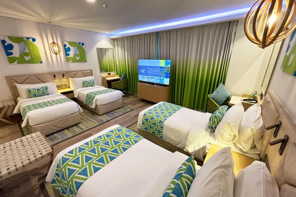 Postel nebo postele na pokoji v ubytování Lime Resort Manila