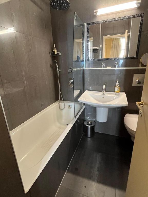 Les Quatre Dauphins - Resim 23