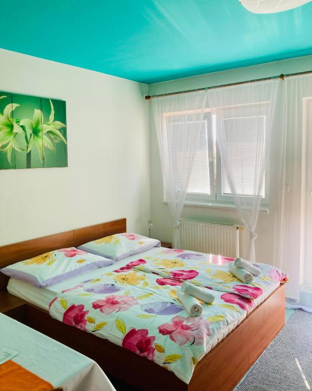 Postel nebo postele na pokoji v ubytování Apartmány, Penzion, Wellness U zlaté rybky