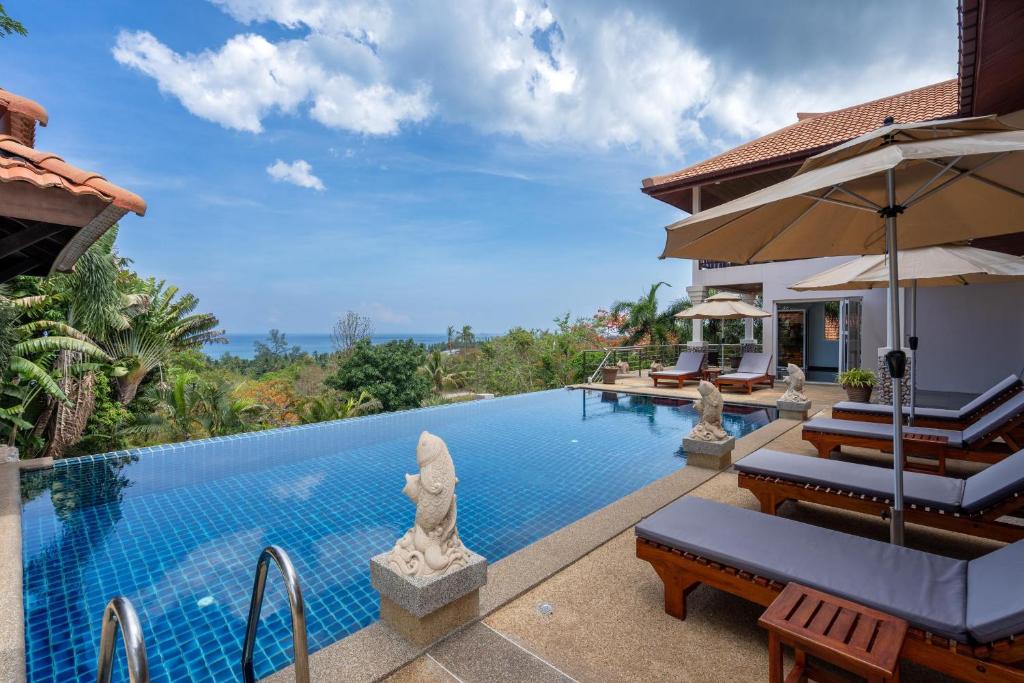 una piscina en una villa con vistas en Amazing Seaview Villa Serena 4 Bedrooms, en Ko Lanta