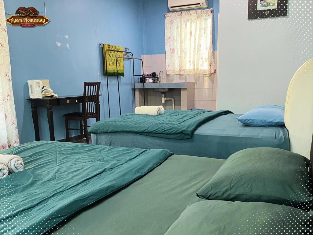Postel nebo postele na pokoji v ubytování Ayem Homestay UTHM