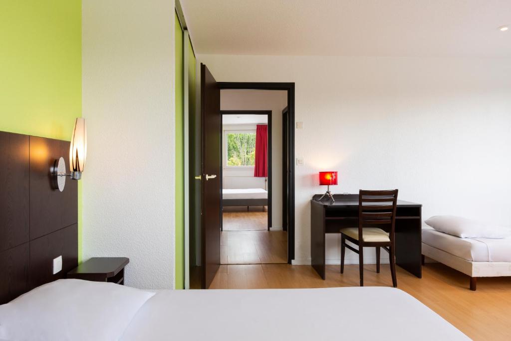 Postel nebo postele na pokoji v ubytování Enzo Hotels Bulgneville by Kyriad Direct