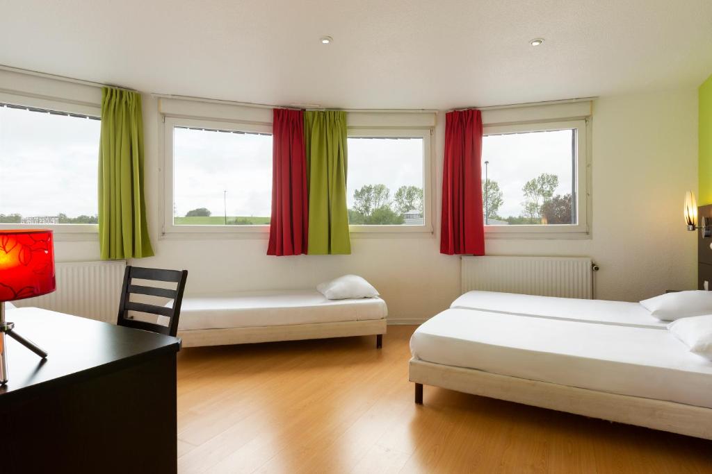 Postel nebo postele na pokoji v ubytování Enzo Hotels Bulgneville by Kyriad Direct