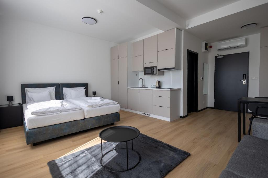 Postel nebo postele na pokoji v ubytování Central Residence Apartmanok