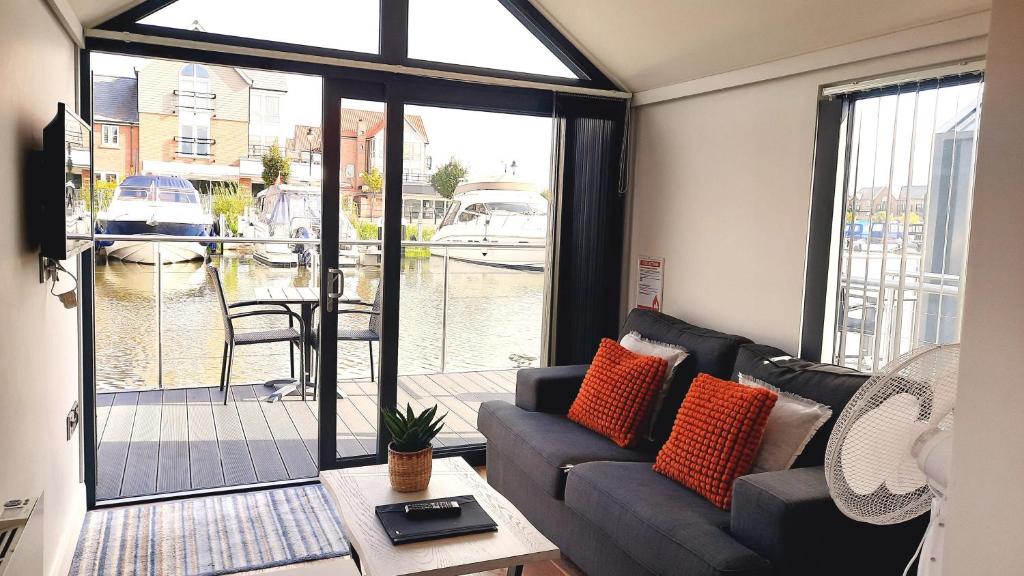 リンカーンにあるLincoln Floating Holidaysのソファと大きな窓のあるリビングルーム