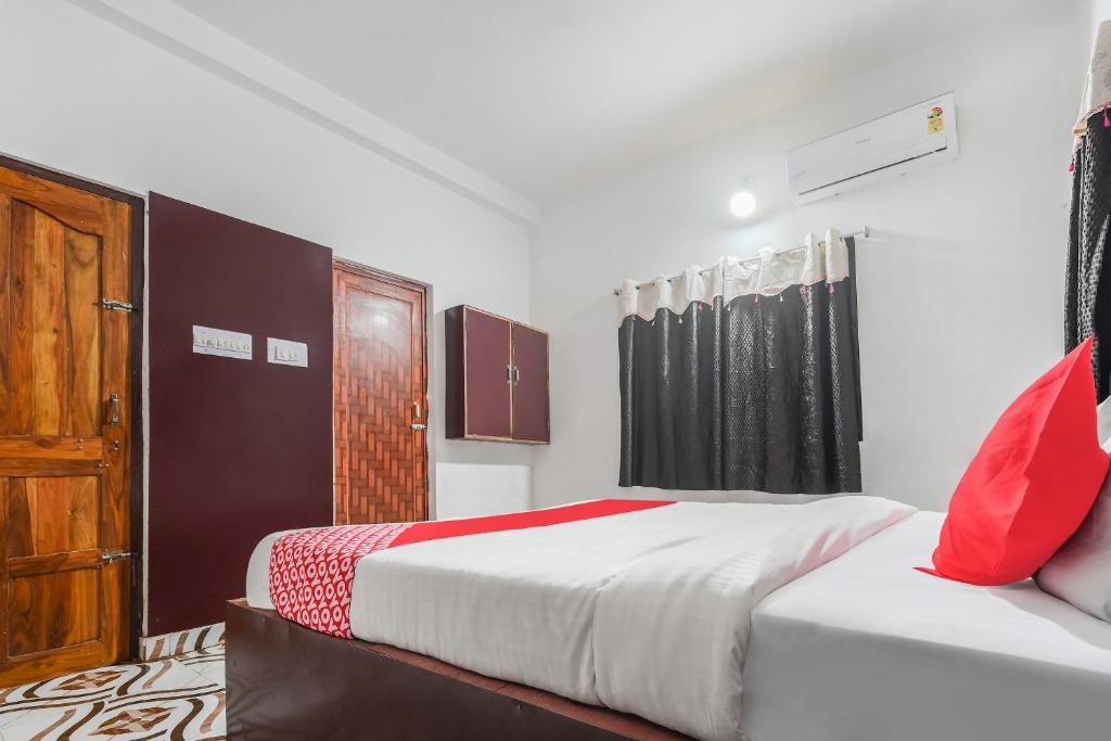 Postel nebo postele na pokoji v ubytování Hotel O ARES RESIDENCY