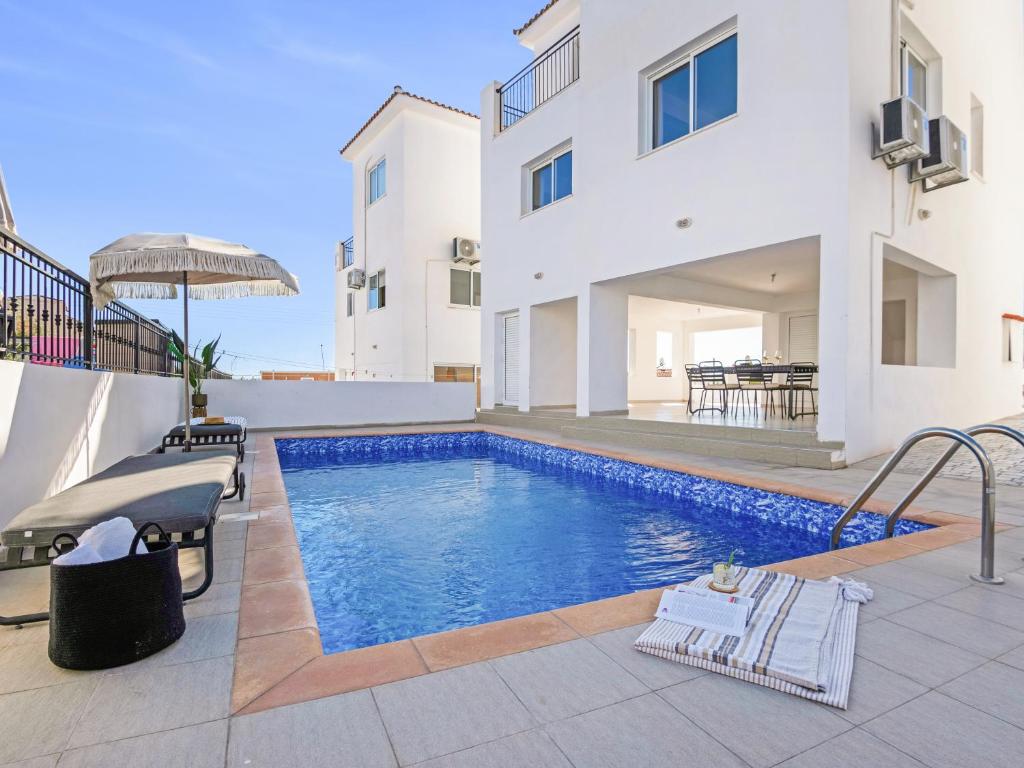 Sanders White Mountains Pool Villas