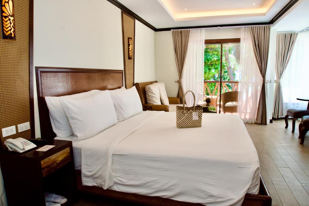 Postel nebo postele na pokoji v ubytování Red Coconut Beach Hotel Boracay