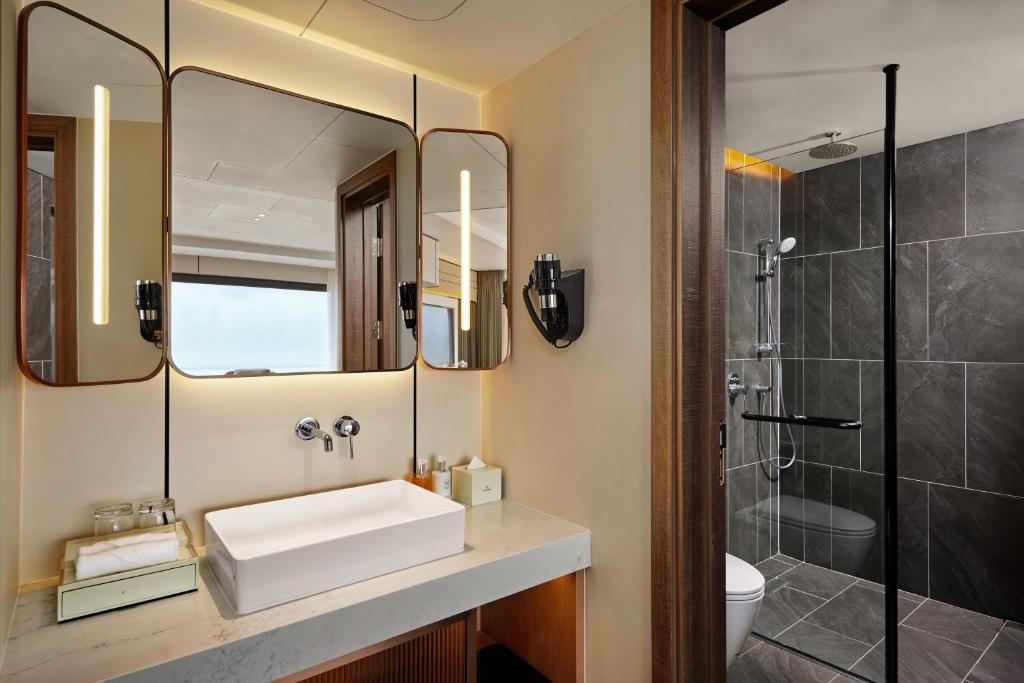 Grand Pioneers Halong Bay Cruise 1 - 4