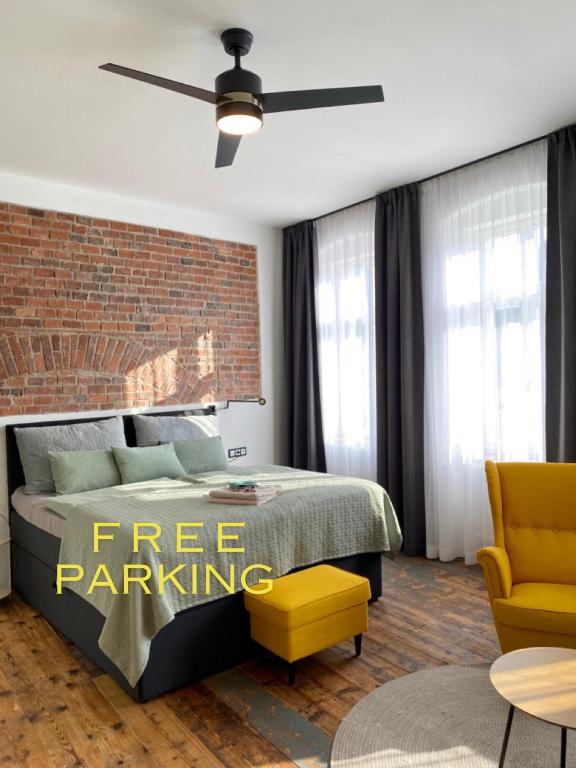 una camera da letto con un cartello di parcheggio gratuito su un letto di FOUR ROOMS Carlsbad Authentic a Karlovy Vary